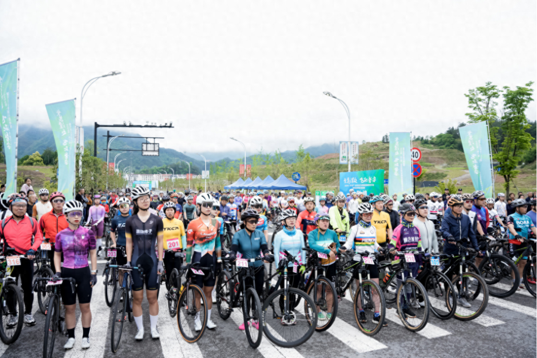 “環(huán)八婺”金華市自行車爬坡聯(lián)賽磐安冷水站開戰(zhàn)幕