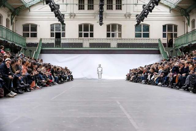 秋冬巴黎時裝周：時尚迷你劇場的腦洞大開秀場設(shè)計