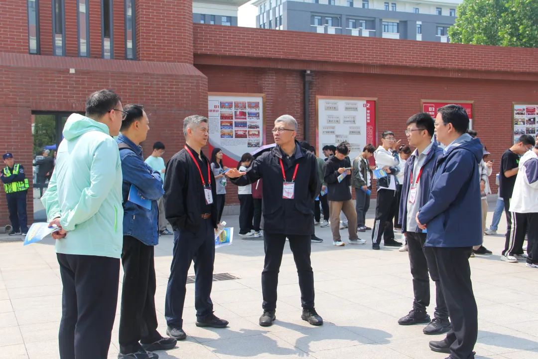 大學(xué)生活動(dòng)策劃書格式及范文_2025年生涯規(guī)劃教育_大學(xué)生生涯體驗(yàn)日活動(dòng)