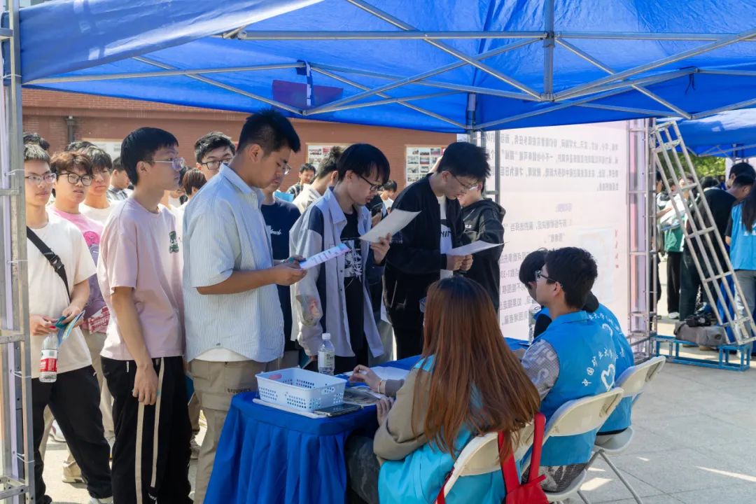 大學(xué)生活動(dòng)策劃書格式及范文_2025年生涯規(guī)劃教育_大學(xué)生生涯體驗(yàn)日活動(dòng)