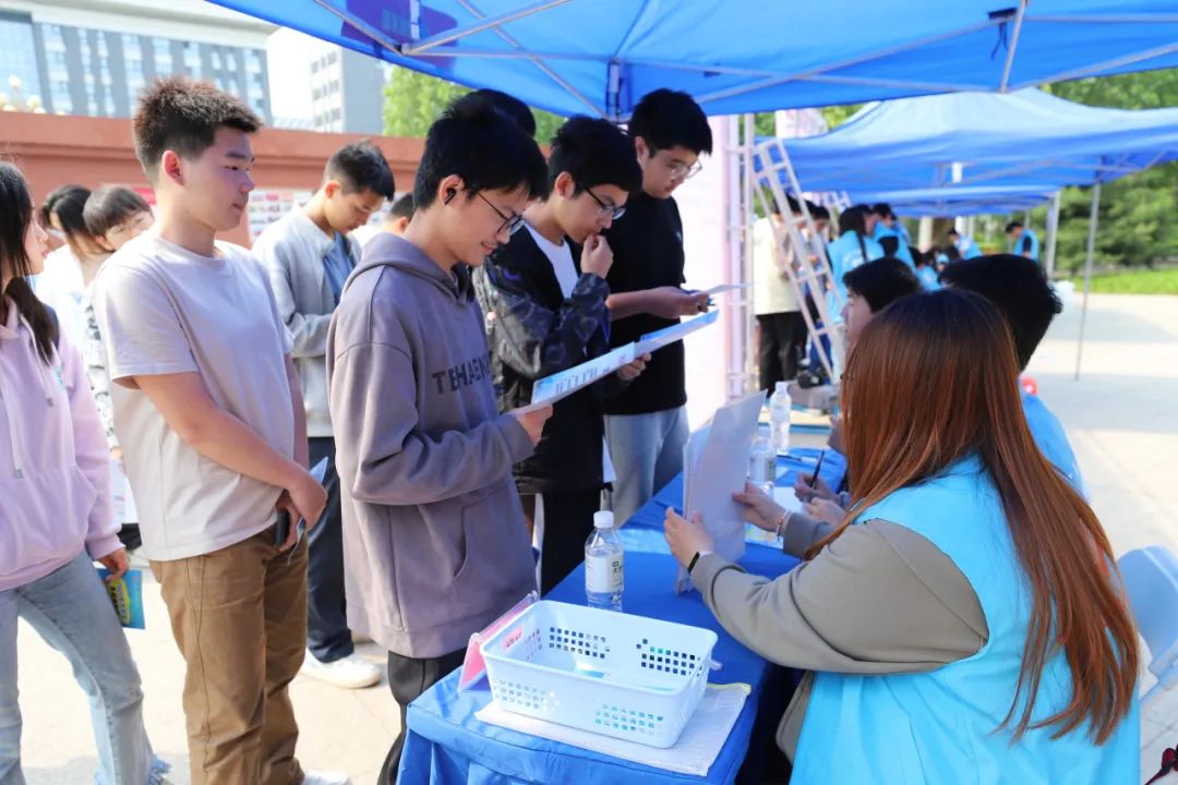 大學(xué)生生涯體驗(yàn)日活動(dòng)_大學(xué)生活動(dòng)策劃書格式及范文_2025年生涯規(guī)劃教育