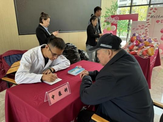 御湖壹號(hào)社區(qū)健康守護(hù)_2025母親節(jié)醫(yī)院優(yōu)惠活動(dòng)策劃_哈爾濱市第二醫(yī)院母親節(jié)義診活動(dòng)