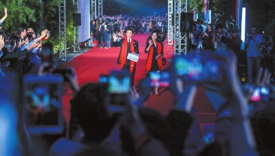 趙薇黃曉明等眾星閃耀北電65周年校慶，紅毯環(huán)節(jié)亮點十足