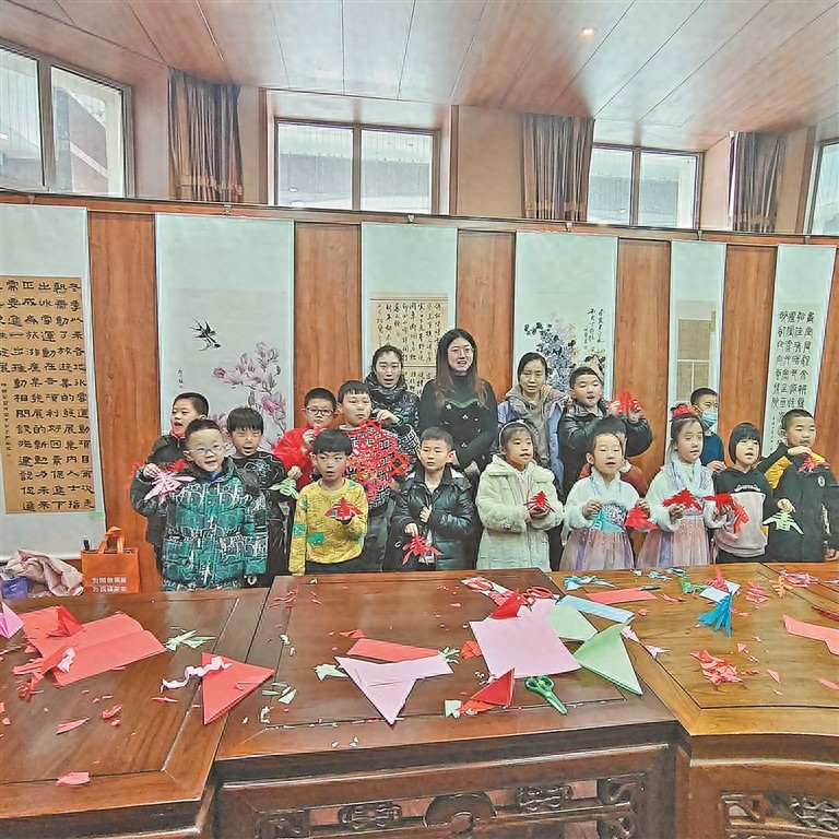 大四學(xué)生隋昕彤：傳授剪紙竅門，投身關(guān)愛(ài)留守兒童公益活動(dòng)