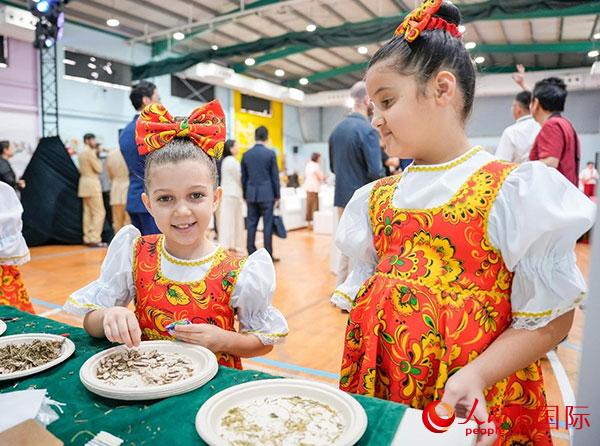 公司六一兒童節(jié)活動_迪拜中國學校 六一國際兒童節(jié) 慶?；顒?/></p>
<p>參加文化體驗<a href=