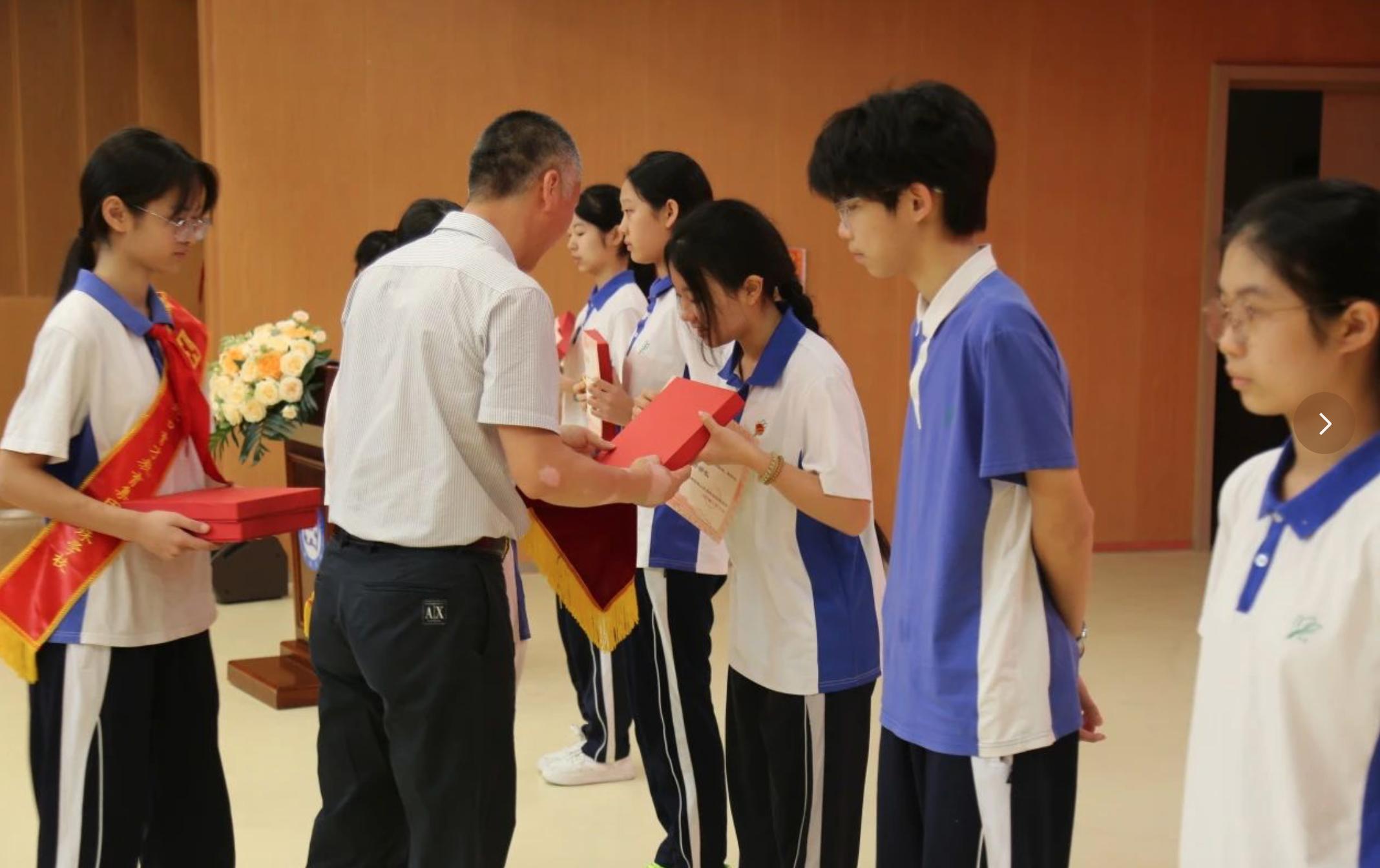 龍珠學(xué)校學(xué)生會(huì)表彰換屆大會(huì)_表彰大會(huì)活動(dòng)策劃_深圳龍珠學(xué)校學(xué)生會(huì)換屆儀式